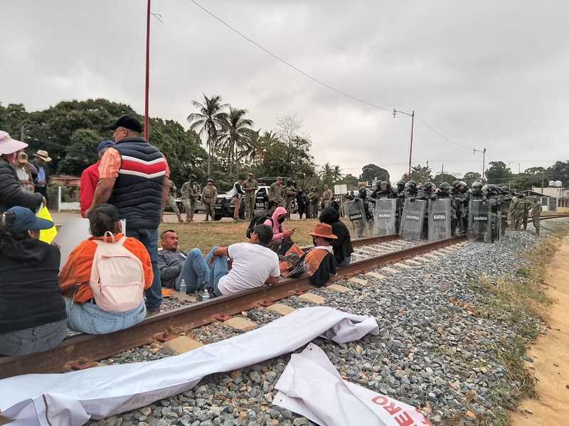 Fallan activistas en detener el avance de trenes