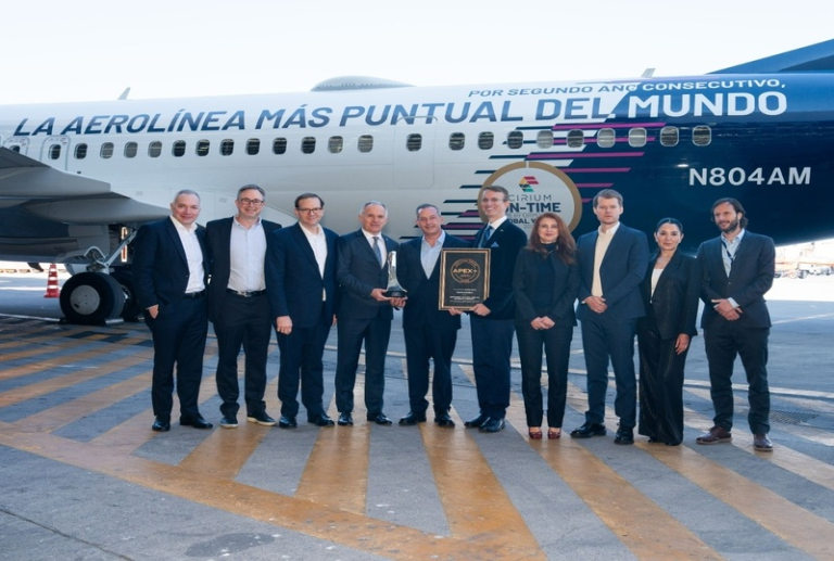Aeroméxico recibe premio como la aerolínea más puntual del mundo en 2025