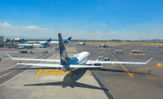 Aeroméxico recorta previsión de rentabilidad por alza del combustible