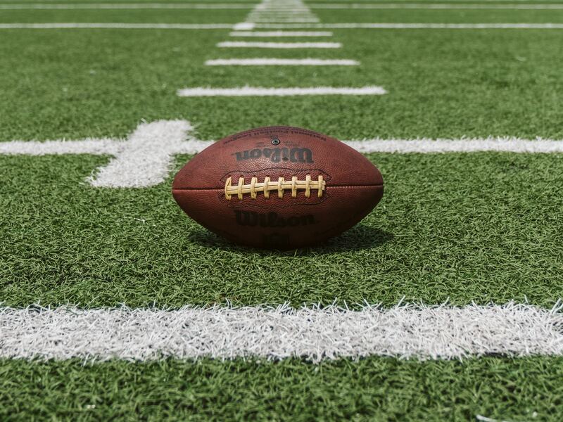 Carl's Jr. dará 2x1 para fanáticos de la NFL