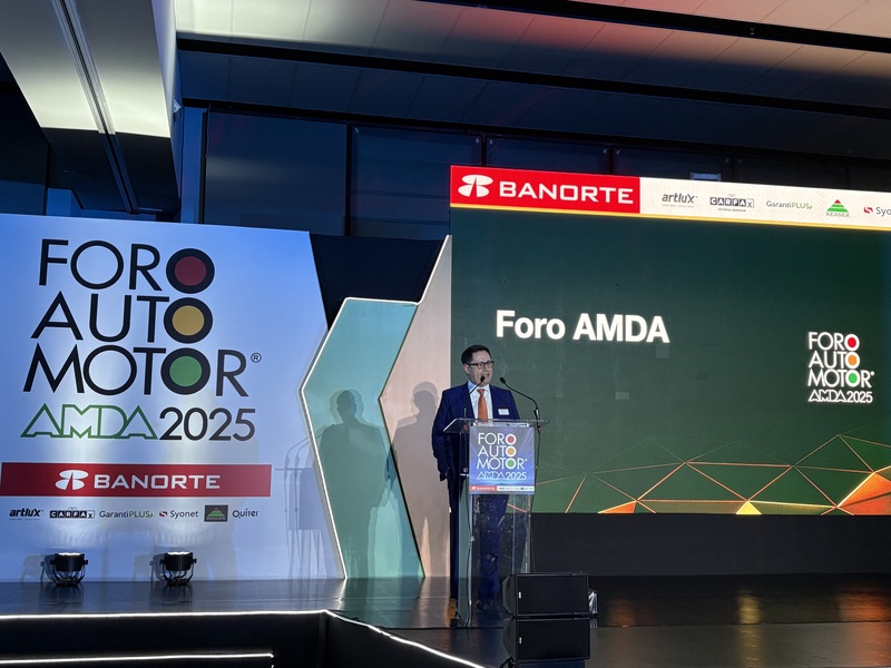 La industria automotriz ajusta rumbo ante freno en adopción de autos eléctricos