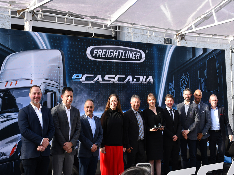 Daimler Truck entrega eCascadia; Thermo King proyecta y reconocen a Cummins